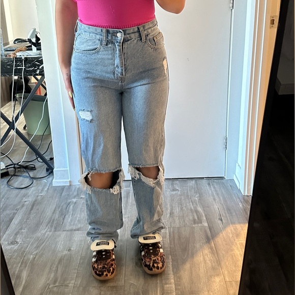 PRETTYLITTLETHING Petite Light Blue Wash Ripped Long Leg Straight Jeans - US 6 - Picture 11 of 12